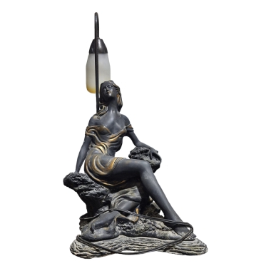 Estátua com lâmpada